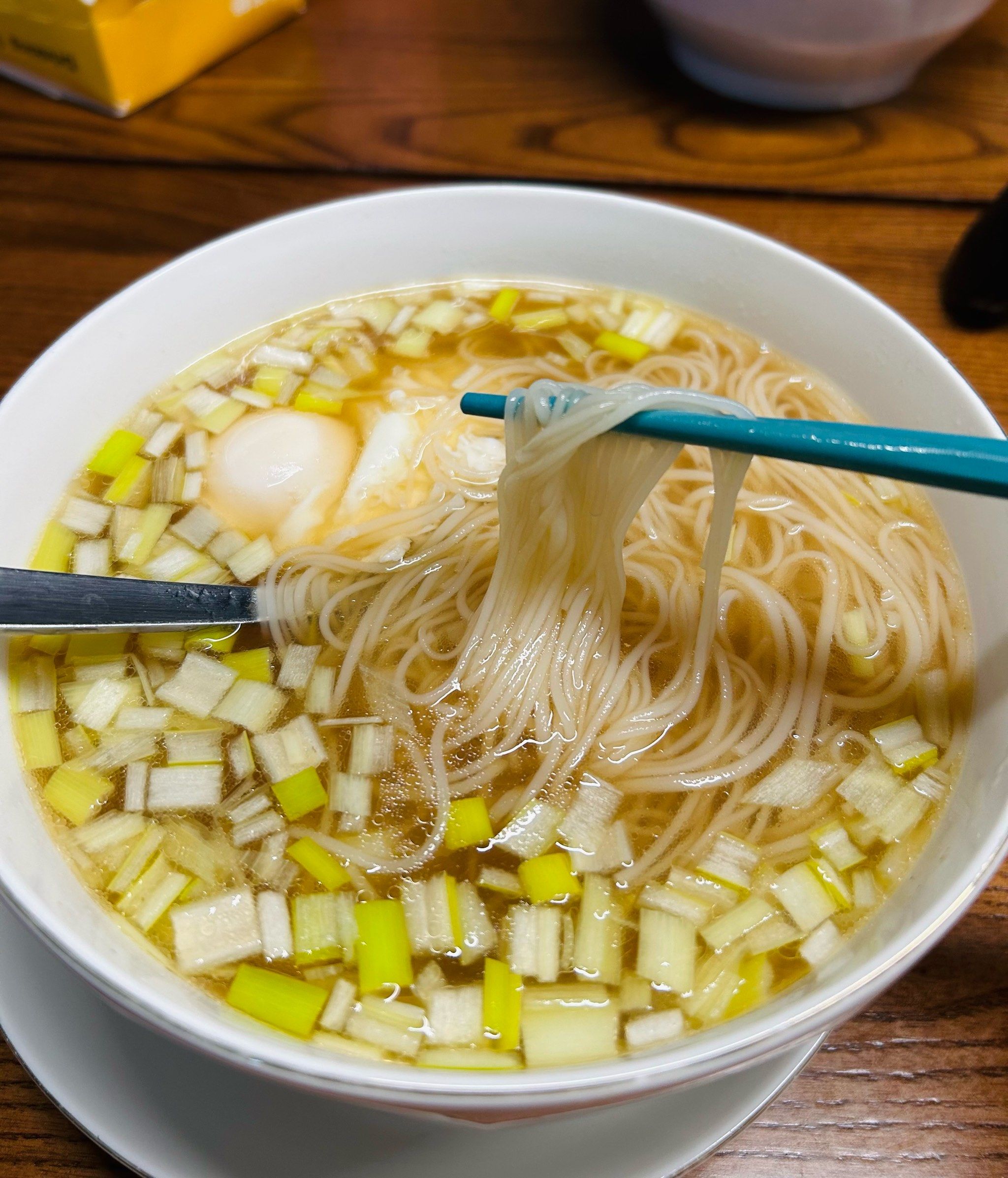 发现挂面煮的有点少
就想着加个鸡蛋吧  
哎呀  这一下就不得了了
