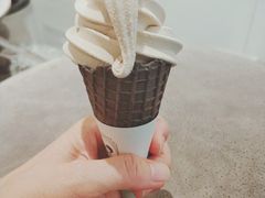 金凤茶王脆筒-喜茶(上海打浦桥日月光gelato lab+店)