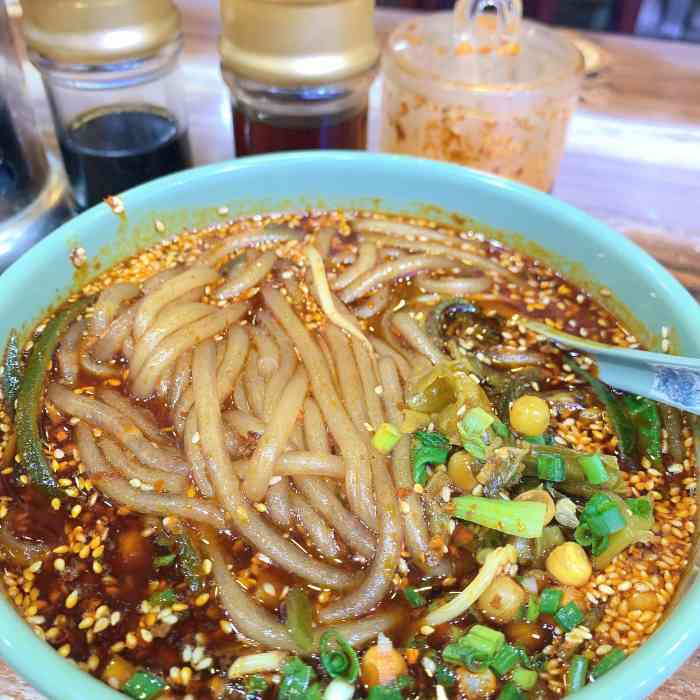 面牛肉炒鸡大块点的重辣我觉得还可以面条口感也很不错天冷了吃完面很