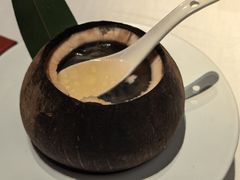 原汁椰子炖乌鸡-汤城小厨•粤菜•靓汤(金融街店)