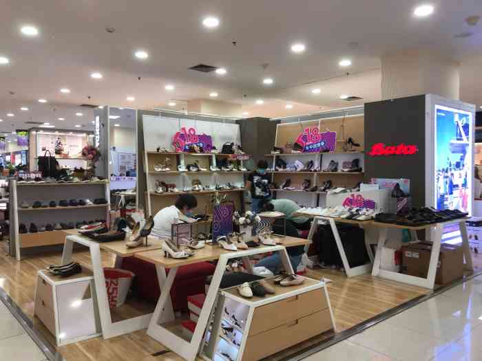 翠微百货(牡丹园店)-"牡丹园的这家翠微是分店,三层不是很大,一.