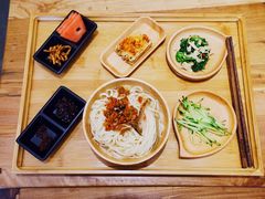 酸菜臊子面-一两饭川味素食餐厅