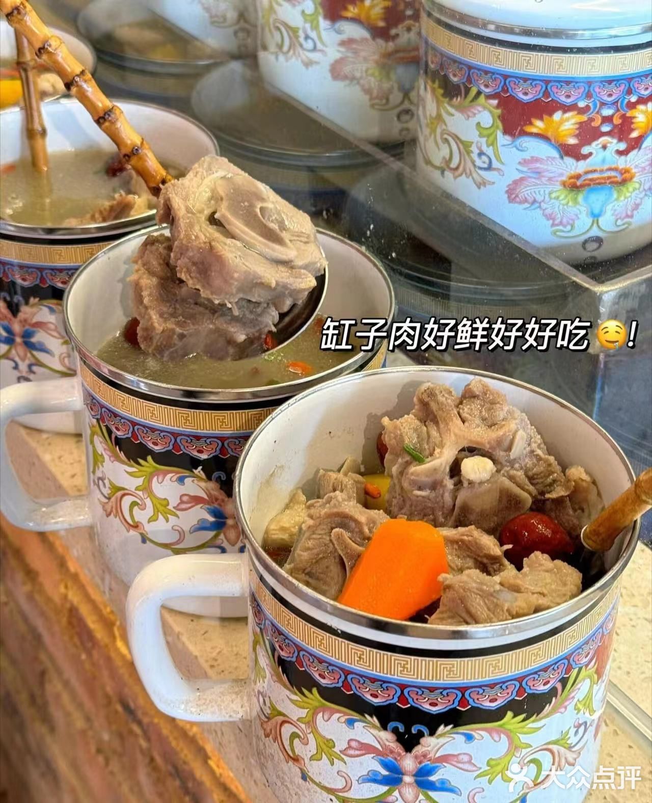 《品尝缸子肉,邂逅经典美食》