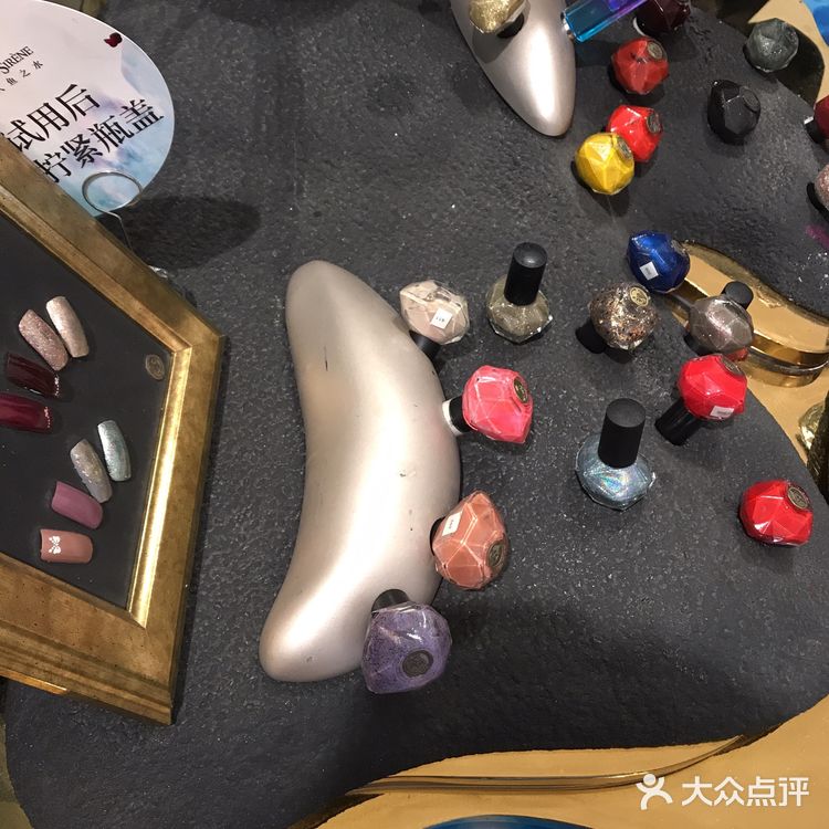 坐下后取出撕拉指甲油就涂起来