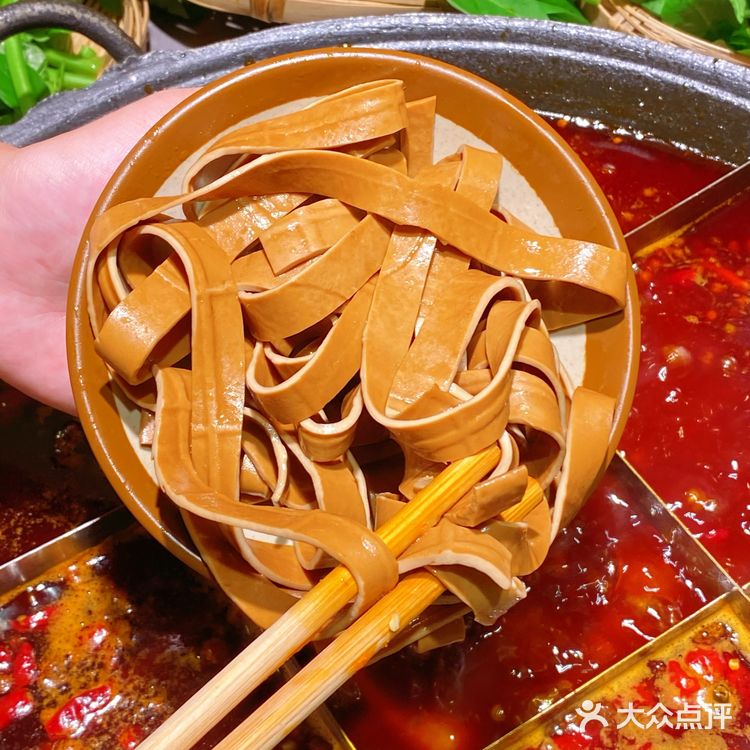 发现一家新开的社区火锅店，位于光环购物中心的附近