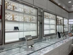 -翰佐蔡司小乐圆·依视路星趣控·暴龙眼镜折扣店