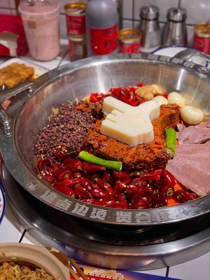 贤合庄卤味火锅(太古里店)-"菜品一小碟一小蝶的,可以贪心多点一些