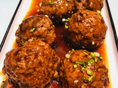 鸭蛋黄狮子头-梅飞酒家(名辉豪庭店)