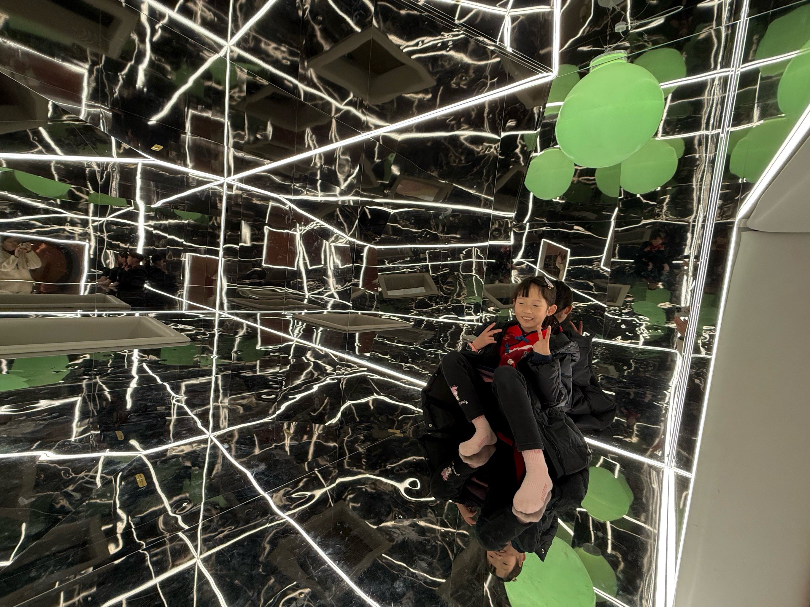 镜子迷宫的奇妙体验✨