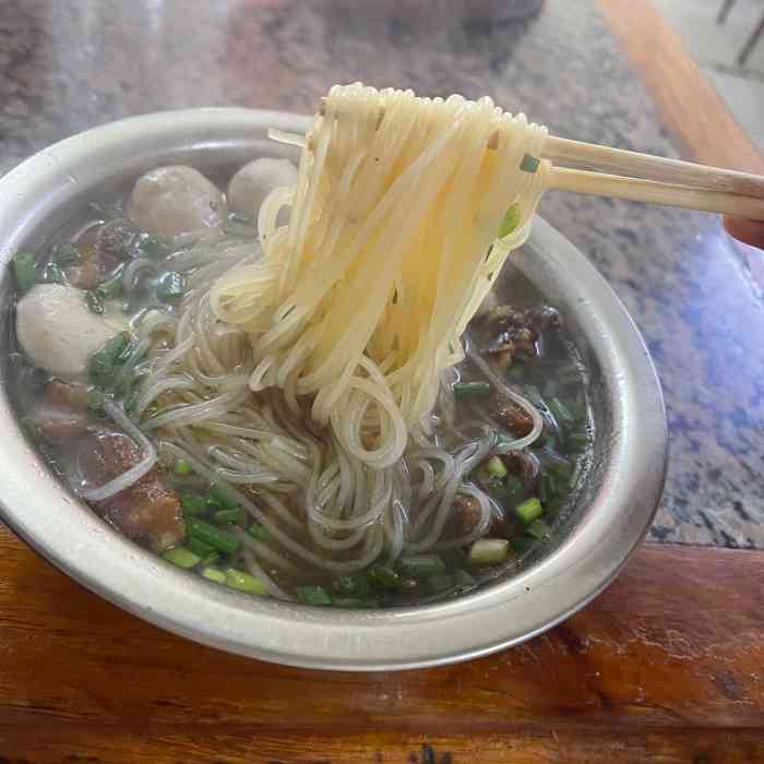 曾二十四牛腩粉(城站路店)-"来到玉林第一餐,店面也是够吸引,曾二十四