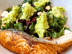 煎三文鱼牛油果色拉-Wagas沃歌斯(深圳印力中心店)