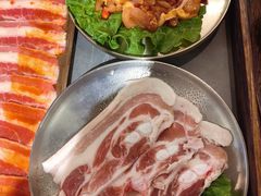 -围炉肉舍•炭烤活鳗•丹东海鲜烤肉(步行街店)