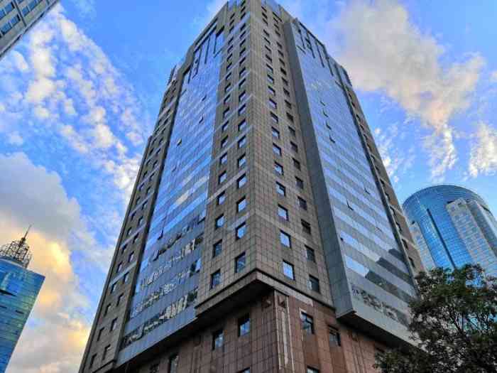 东方国际大厦-东2门-"东方国际大厦由上海专业外贸公司联合投资建.