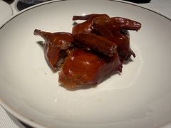 玻璃脆皮香茅石岐乳鸽-炳胜私厨(万象前海店)