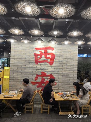 小桌子客户坐的满满的，还排上了队 中秋期间的人太多了
