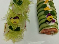 菠菜三文鱼卷配田园时蔬沙拉-花园饭店-西餐厅