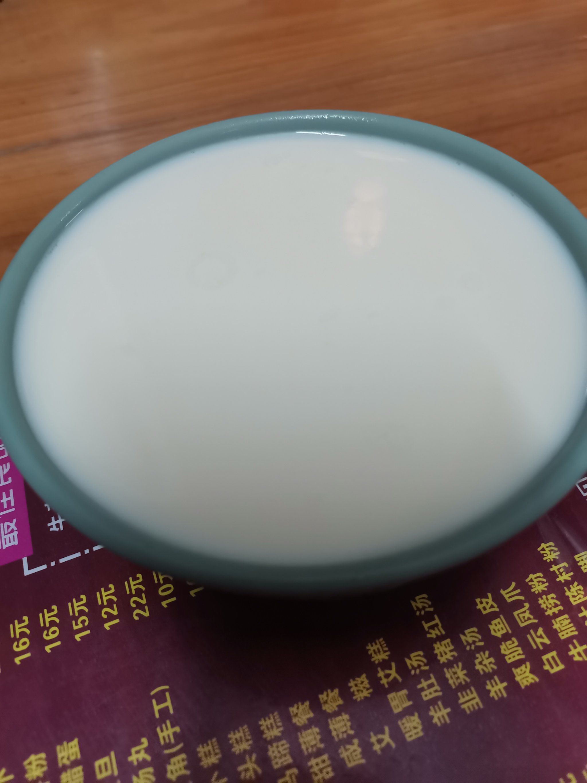 姜撞奶:通常首先上一碗姜汁,很香很新鲜,姜味很浓郁