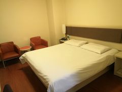 -莫泰酒店(上海虹桥北新泾地铁站天山路店)