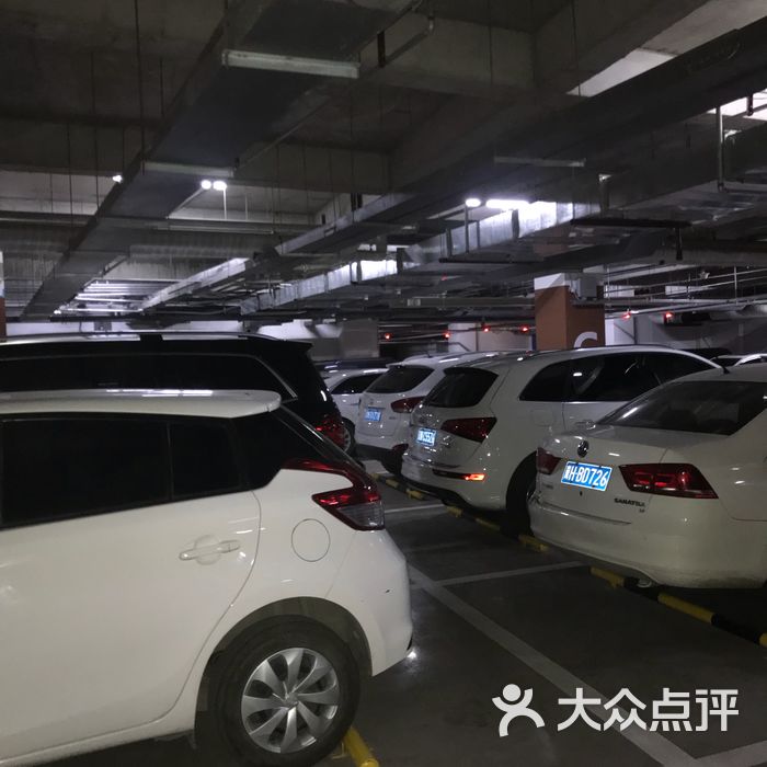 世界之花假日广场地下停车场图片-北京停车场-大众点评网