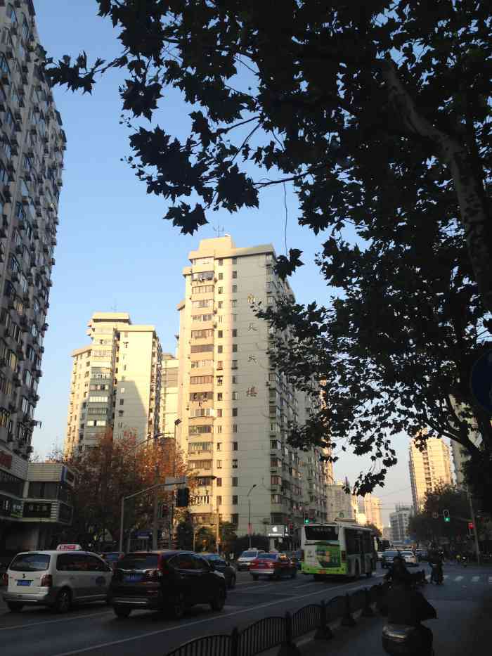 南天大楼-"位于上海市徐汇区天钥桥路南丹东路的公寓楼.