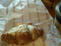 扁挑仁牛角包-COSTA COFFEE(西湖天地店)