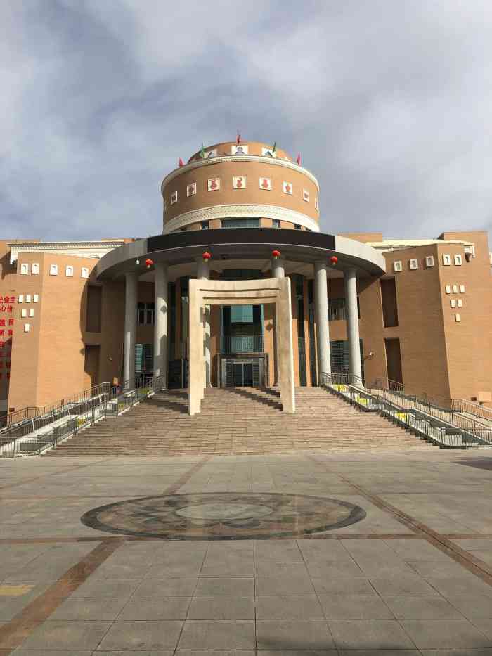 哈密博物馆-"主要是两层楼的两个展厅,比较小,主要是中.