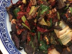晒辣椒炒腊牛肉-爷爷的土钵菜(街道口店)