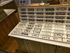 -MiRi眼镜连锁·蔡司·尼康控优点合作店(莘庄店)