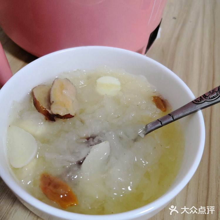桃胶皂角米雪燕粥