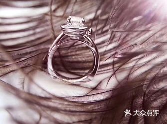 这款是I Do纪念日时光系列，钻戒采用质感厚重的欧洲