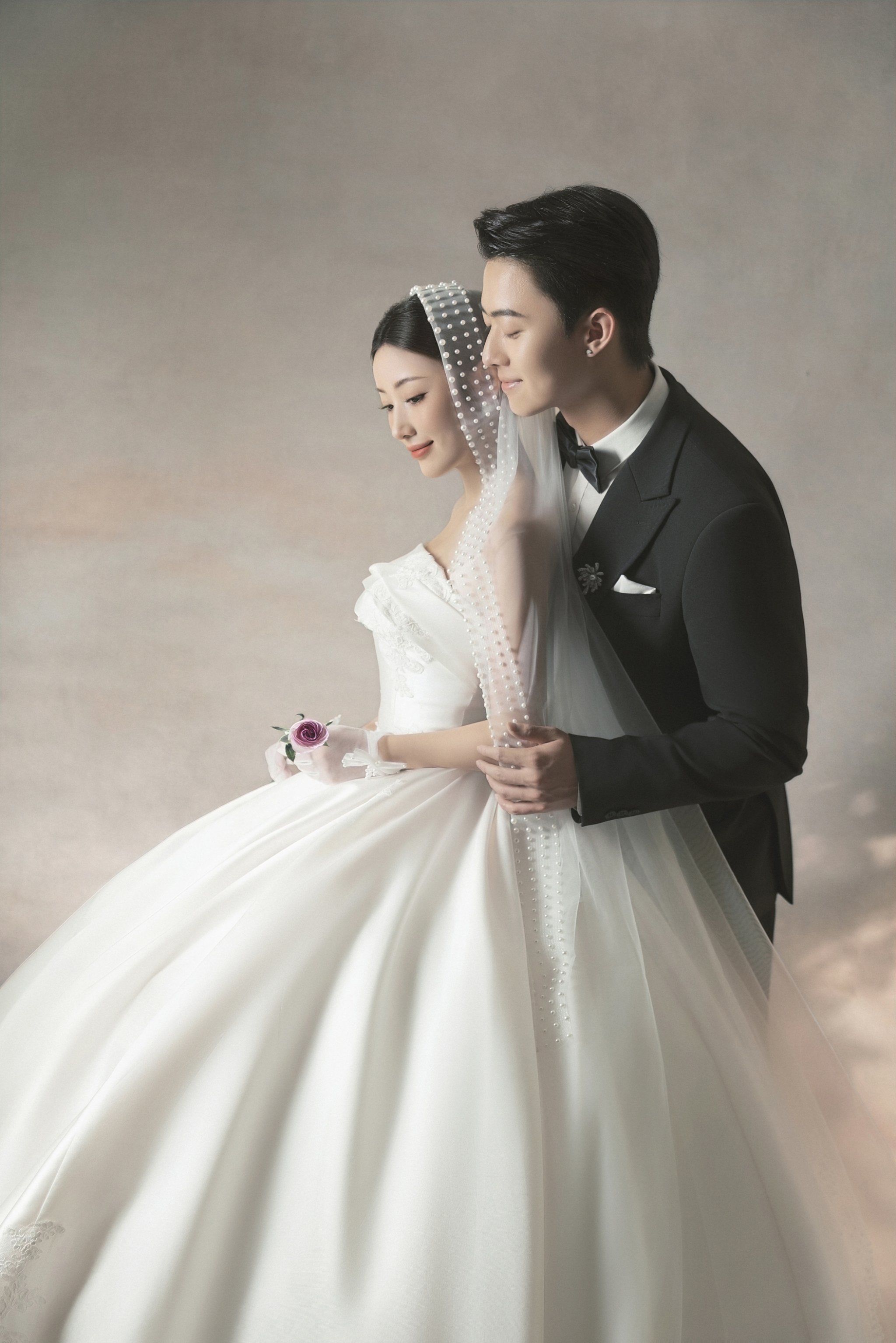 风格: #白纱婚纱照#内景婚纱照
📸在光影交错的瞬间
白纱轻扬