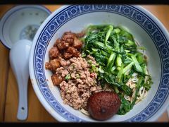 辣肉面加鸡毛菜-沪西老弄堂面馆(定西路店)