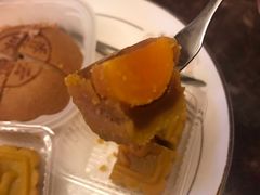 莲蓉蛋黄月饼-鲍师傅糕点(国金街店)