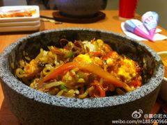 经典的烤牛肉石锅拌饭哦-权味·朝鲜族拌饭(勒泰店)