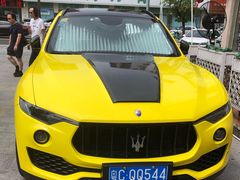 店门口的豪车-三头牛·潮汕牛肉生蚝火锅 (夏湾店)
