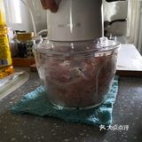 不到30秒钟肉馅就绞好了