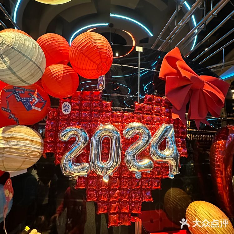 来北京旅游，我们定在了北京合生汇5楼的失重餐厅聚餐