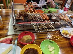 -哈尔滨小酒馆·鲜肉现穿自助烧烤(康新花园店)