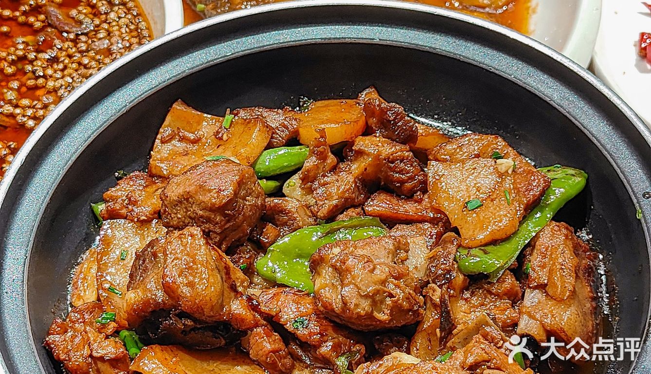 门头不起眼的湖北菜馆 是学生的校外食堂  