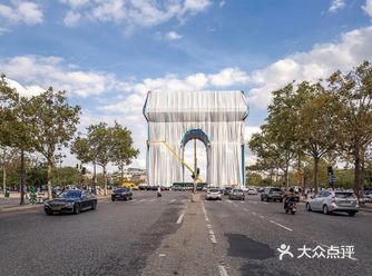 作品共计使用了25000平方米的 可回收聚丙烯银蓝色织物 由