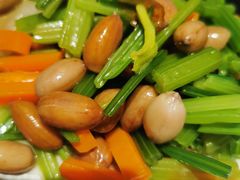 芹菜花生米-海鲜烧烤