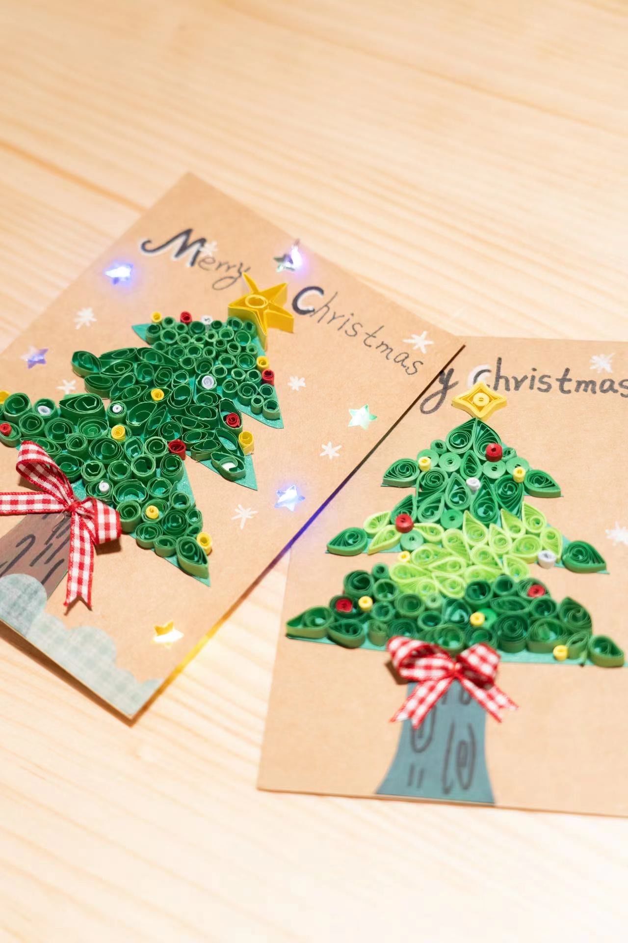 深绿色卡纸做的树叶背景很平整,为后面的装饰打下了良