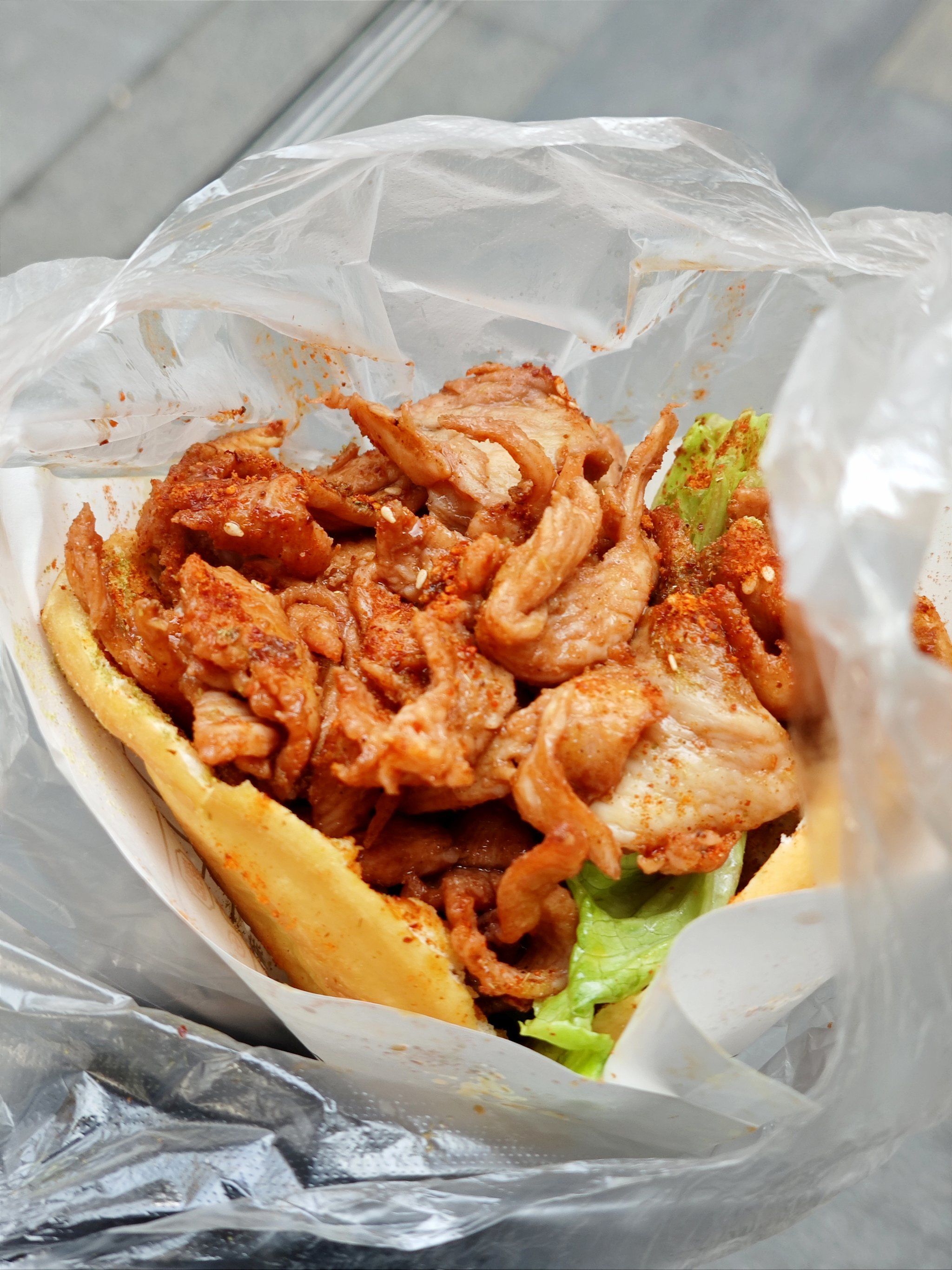 0元玩转这座城 天啦噜,真没吃过里脊肉夹的这么多的烧饼夹里脊,老板