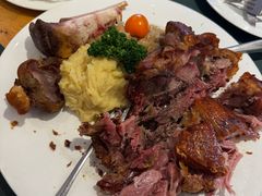 烤猪肘配酸菜土豆泥-兰特伯爵西餐厅·啤酒屋(方庄店)