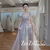 一款减龄而少女的浅色礼服