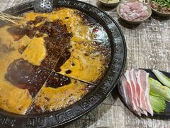 -渝嘴小老弟老火锅(华新村店)