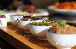 Four Steamed Bowls Feast