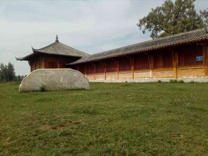 楚皇城城址-"丘坟满目衣冠尽,城阙连云草树荒.惟有国人.