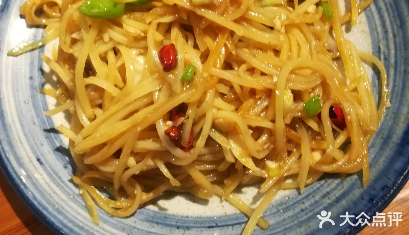半榛蘑白菜粉，蘑少木耳多，因此得名