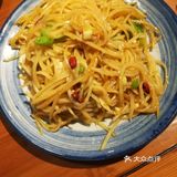 半榛蘑白菜粉，蘑少木耳多，因此得名